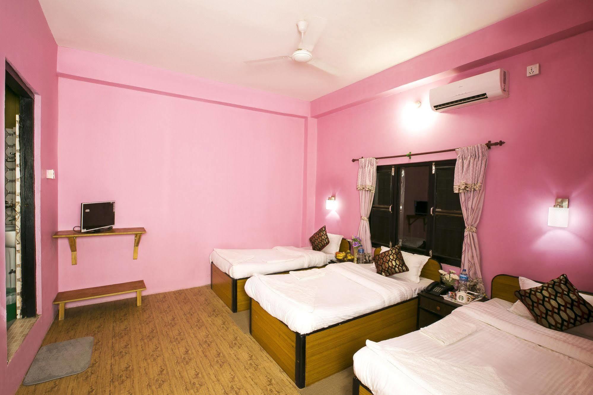 Sauraha Nana Hotel Екстер'єр фото